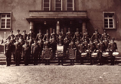 Gruppenfoto vor ev. Gemeindehaus